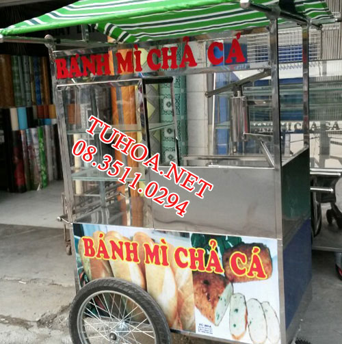 Xe bán bánh mì chả cá